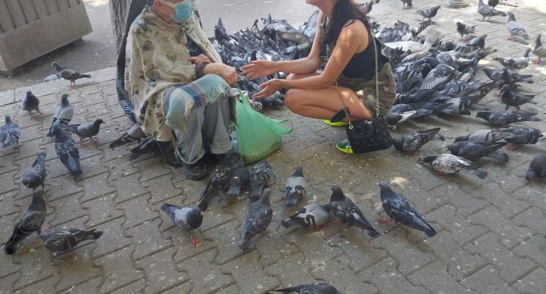 Димитрия Митренова от Пловдив занесе храна за гълъбите на кака Величка
